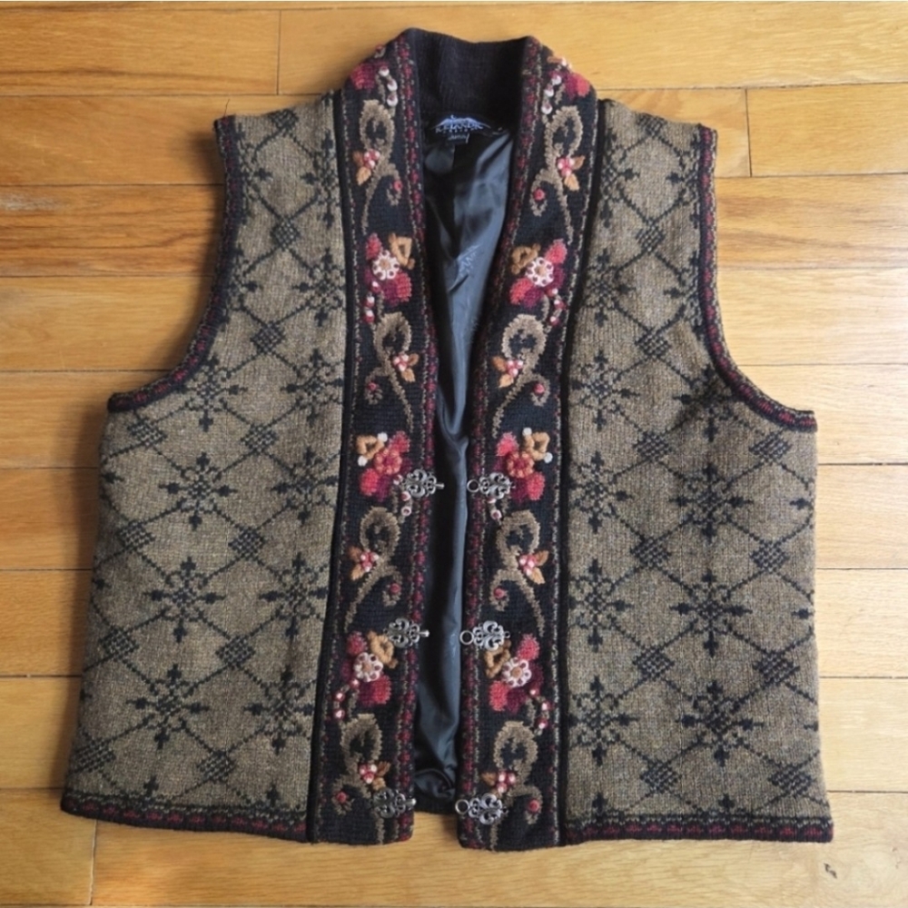 Embroidered Wool Vest with Floral Accents‎